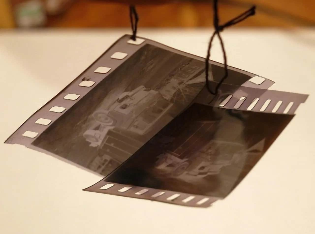 Jak wywołać zdjęcia z kliszy? Lab czy DIY? Poradnik, koszty, proces.